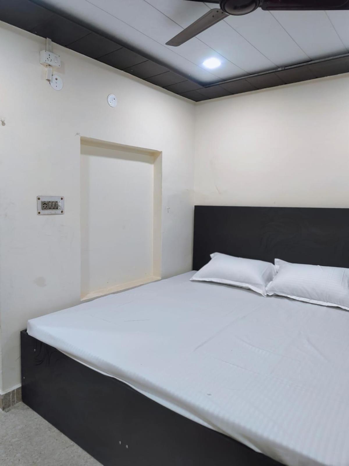 Hotel Crystal Dreams Mathura Zewnętrze zdjęcie
