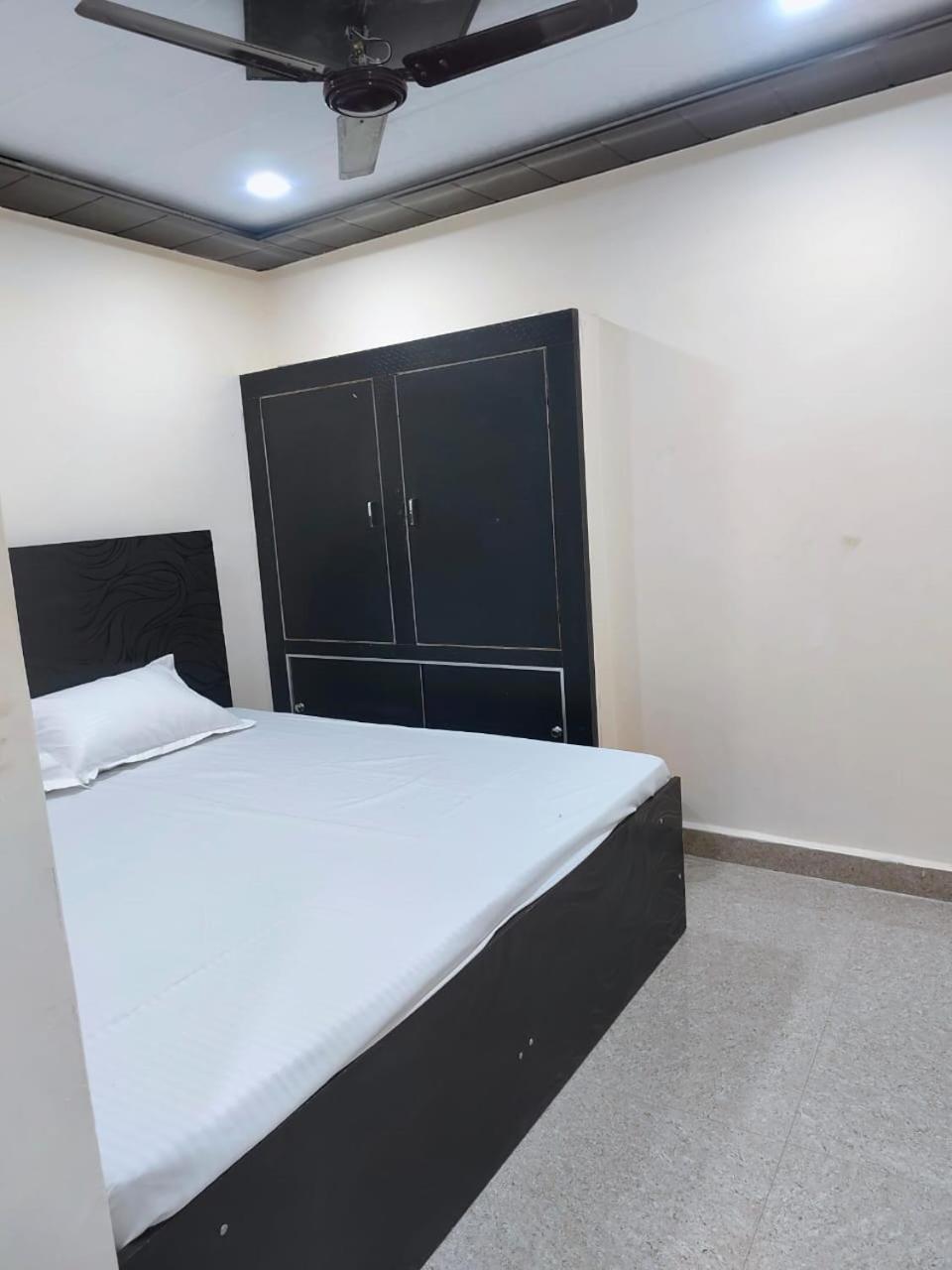 Hotel Crystal Dreams Mathura Zewnętrze zdjęcie