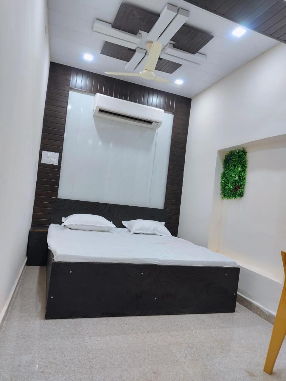 Hotel Crystal Dreams Mathura Zewnętrze zdjęcie