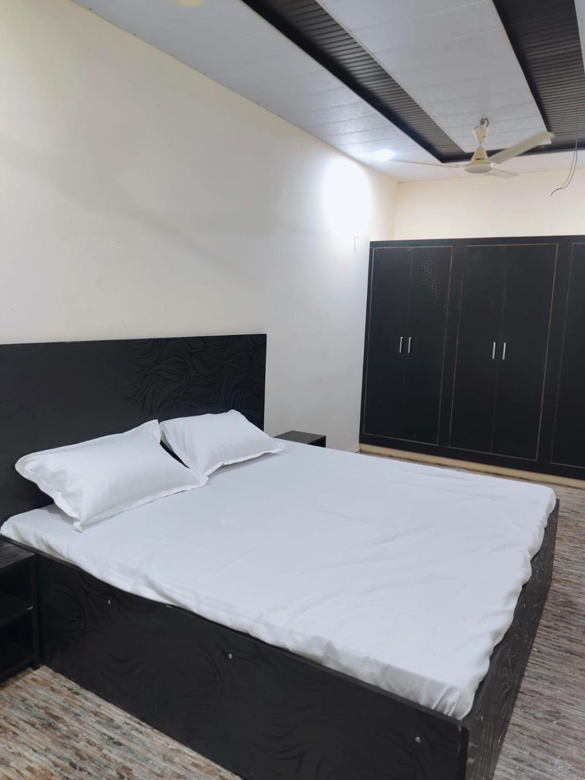 Hotel Crystal Dreams Mathura Zewnętrze zdjęcie